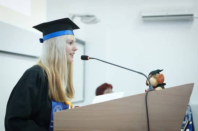 garota-falando-no-microfone-na-apresentação-do-tcc